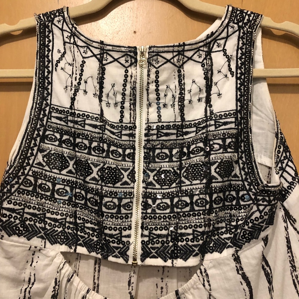 See u soon sleeveless beaded top! Size xs - Picture 3 of 4